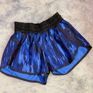 SOLD Lululemon tracker shorts 4” size4